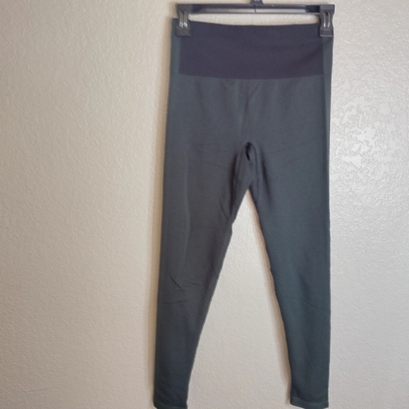 Outdoor Voices Seamless Ribbed 7/8 High Rise Leggings Sz M - Picture 6 of 6